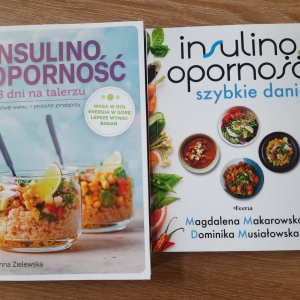 W bibliotece. Na stoliku ułożone książki.