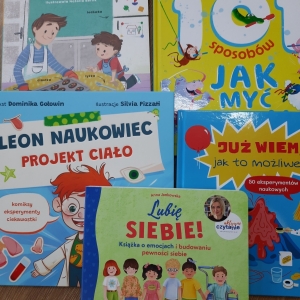 W bibliotece. Na stoliku ułożone książki.