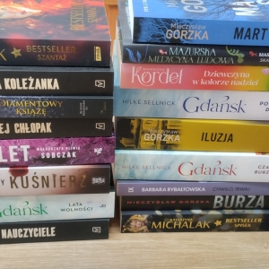 W bibliotece. Na stoliku ustawione książki. 