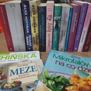 W bibliotece. Na stoliku ustawione książki. 