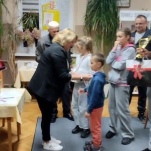 W bibliotece. Uczestnicy turnieju szachowego otrzymują medale.