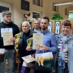 Uczestnicy turnieju szachowego ustawili się do wspólnego zdjęcia.