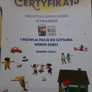 Certyfikat dla biblioteki za udział w projekcie "Mała książka-wielki człowiek". Na nim kolorowe grafiki przedstawiające ludzi w różnych sytuacjach np. panią na spacerze z psem