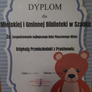 Dyplom. Grafika w kolorze niebieskim. W dolnym prawym rogu narysowany brązowy miś.