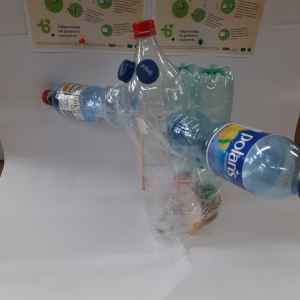 Stworek wykonany z plastikowych butelek i plastikowych korków.