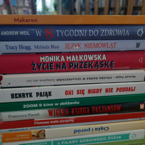 Stos książek ustawionych poziomo, grzbietem do przodu.