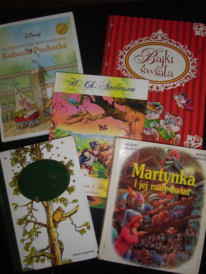Pięć książek dla dzieci. Książki okładkami do przodu. Na okładkach kolorowe rysunki 