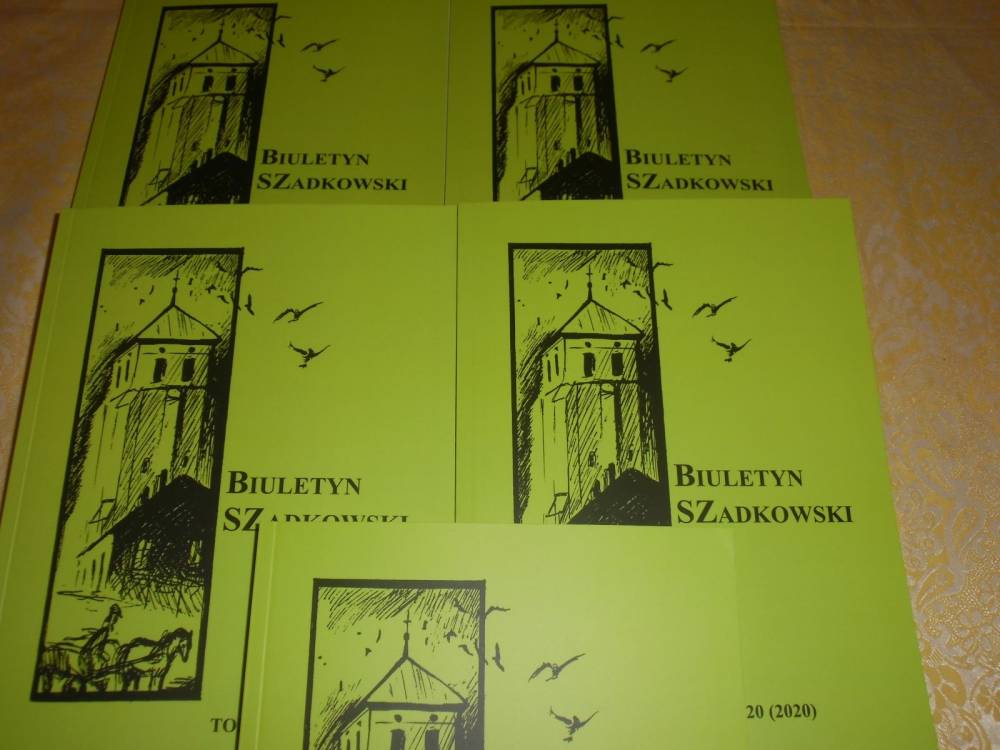 Pięć książek leżących płasko okładkami do przodu. Książki w kolorze zielonym. Na okładkach w czarnej ramce wieża kościelna w formie grafiki oraz tytuł "Biuletyn Szadkowski".